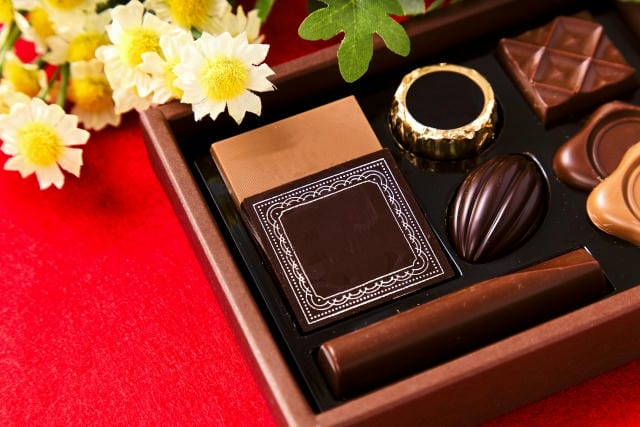 バレンタインで職場で自分だけ渡さないのは気まずい？本音と対策