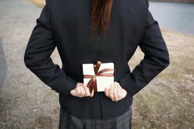 バレンタインでの男子高校生の本音とは？貰って嬉しいギフトの選び方